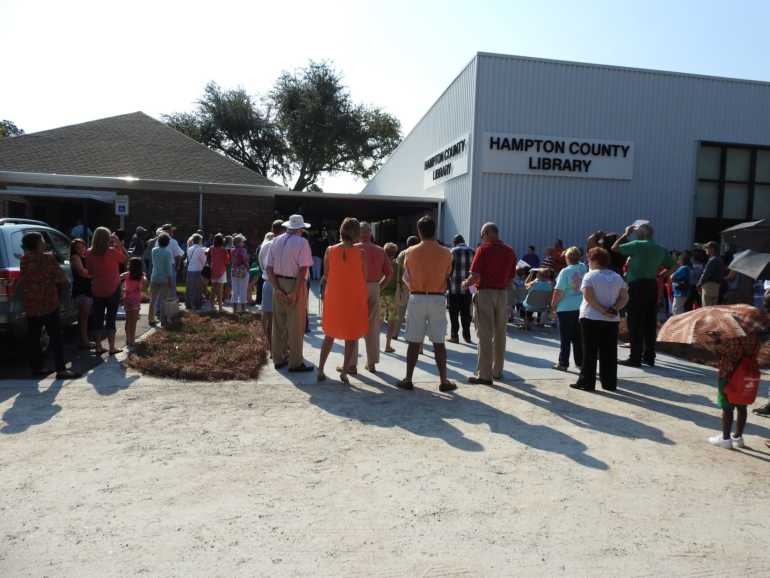 Photo of the crowd that gathered for the ceremony